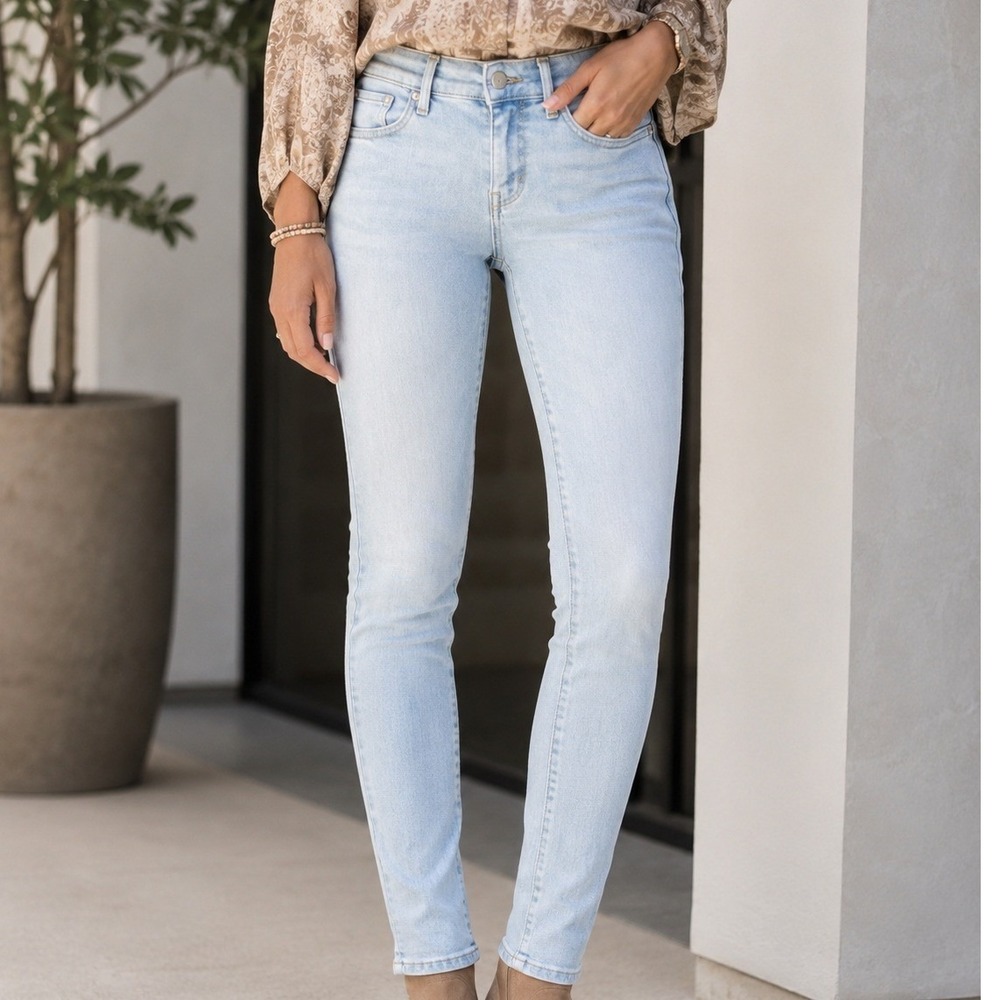 Levis 710 Super Skinny Jeans Womens 26 Light Wash Blue Denim WaterLess Stretch